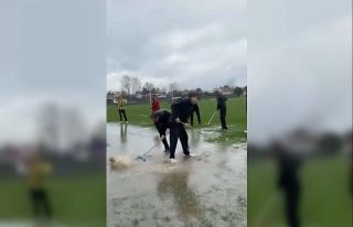 Yoğun yağış nedeniyle oluşan su birikintilerini...