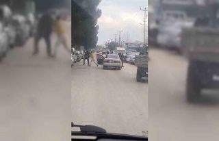 Yol ortasında yumruklu kavga kamerada