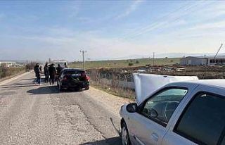 Yol üzerindeki kalas parçası kazaya sebep oldu,...