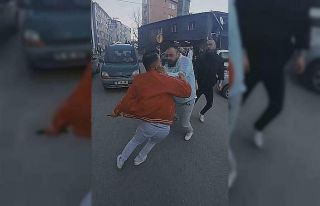 Yol verme kavgasında bıçak çeken adamı vatandaşlar...