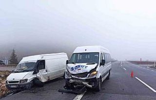 Yolcu minibüsü ile kamyonet çarpıştı: 7 yaralı