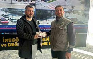 Yolda bulduğu 200 bin lirayı sahibine teslim etti