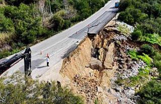 Yolda heyelan: Yarısı çöktü, içme suyu hattı...