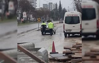 Yolda kalan araç sürücüsüne polislerden yardım