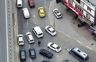 Yolu bırakıp kaldırımdan gittiler: Dron denetiminde...