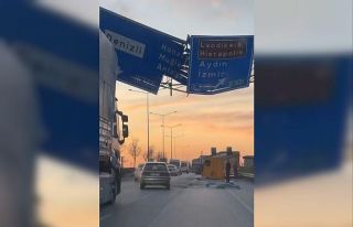 Yönlendirme tabelasına çarpan tırın dorsesi yola...