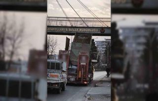 Yüksek yüklü tır üst geçitten geçemedi