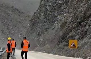 Yüksekova yolu heyelan riski nedeniyle gece trafiğe...