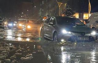 Yüksekova’da caddeler göle döndü, otomobiller...