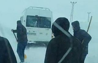 Yüksekova’da tipide yolda mahsur kalan vatandaşlar...