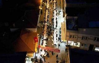 Yüzlerce metre uzayan sofrada 4 bin 500 kişi iftar...