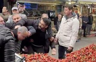 Zabıtaya tekme tokat saldırı: Seyyar satıcı ortalığı...