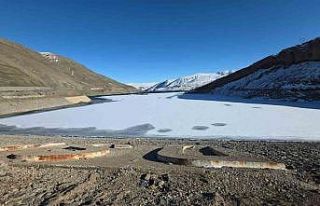 Zernek Barajı’nın buzları çözülmeye başladı