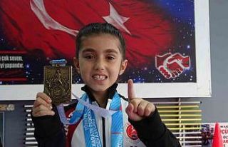 5 yaşında başladığı karate sporunda 7 yaşında...