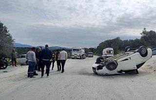 80 yaşındaki sürücü takla atan araçtan sağ...