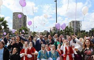 Adana’da gökyüzüne mor balonlar bırakıldı
