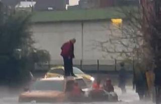 Adana’da göle dönen yolda mahsur kalan araçtaki...