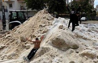 Adana’da nisan ayında çocukların kar topu keyfi