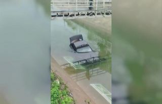 Adana’da otomobil sulamana kanalına düştü