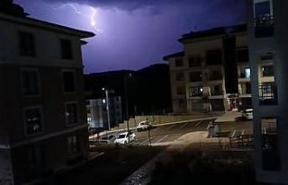 Adıyaman’da şimşekler geceyi aydınlattı