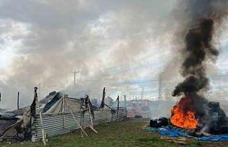 Ağıl ve saman balyaları alev alev yandı