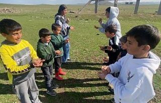 Ağrı’da köy çocukları geleneksel oyunlarla...
