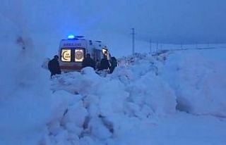 Ağrı’da nisan karı yolu kapattı: Hasta kurtarmaya...