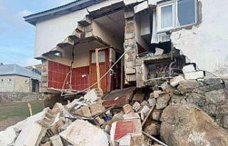 Ağrı’daki depremde köylerde bazı yapılarda...