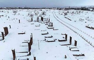 Ahlat’ın tarihi mekanlarında kar güzelliği