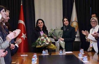 AK Parti’de devir teslim: Nilhan Ayan göreve başladı