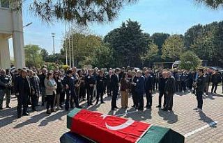 Akademisyen Doğan Yavaş, fakültesi önünden dualarla...