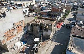 Akdeniz Belediyesi metruk binaları kontrollü şekilde...