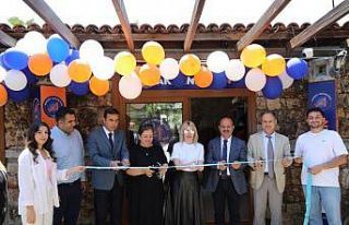 Akdeniz Üniversitesi logolu ürünler mağazası...