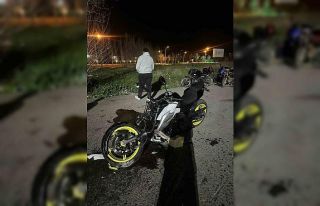 Akrobatik hareketler yapan iki motosiklet çarpıştı:...