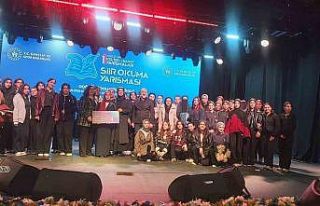 Akyakalı Aleyna Kurtbaş şiir okuma yarışmasında...