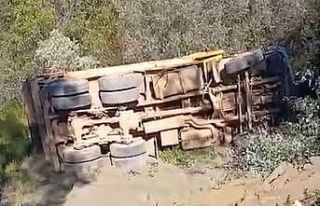 Alanya’da kamyon şarampole devrildi sürücü hayatını...