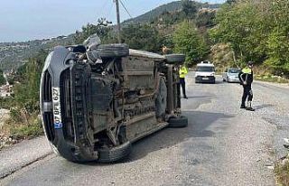 Alanya’da refüje çarpan hafif ticari araç devrildi:...