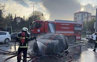 Alev alan elektrikli otomobil yangın battaniyesiyle...