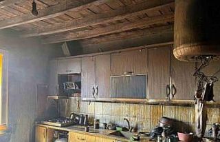 Alevlere teslim olan ev kullanılmaz hale geldi