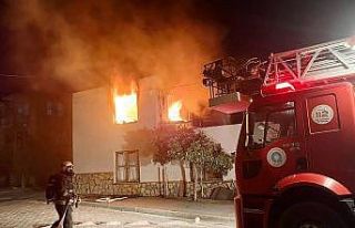 Alevlerin küle çevirdiği evde Kur’an-ı Kerim...