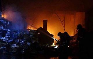 Alevlerin sardığı işyerindeki araçları kurtarmak...