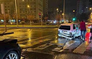 Alkollü sürücü kırmızı ışıkta bekleyen otomobile...