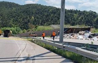Amasya’da devrilen tırın sürücüsü hayatını...
