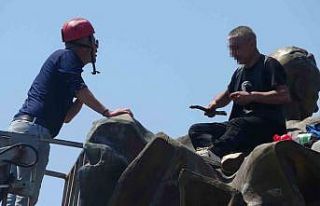 Anıtın tepesinde kulaklık takıp dans etti yanına...