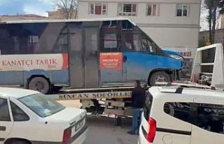 Ankara’da minibüs kamyonetle çarpıştı: 5 yaralı