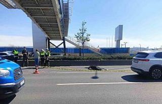 Ankara’da üst geçitten düşen işçiyi otomobil...