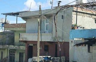 Annesine sopayla saldıran şahıs, araya giren eşini...