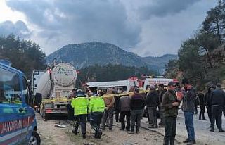 Antalya-Isparta karayolunda işçileri taşıyan minibüs...