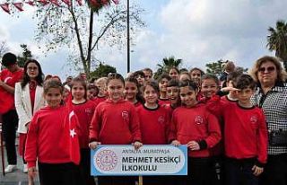 Antalya’da 23 Nisan kutlamaları çelenk sunma töreniyle...