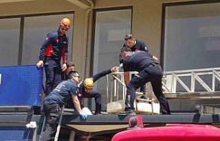 Antalya’da 4. kattan tente üzerine düşen genç...